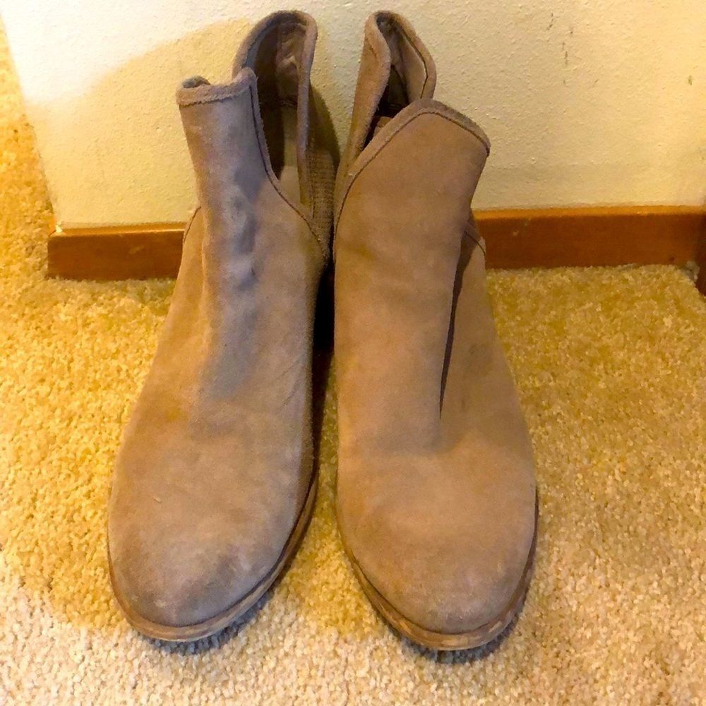 𝅺Hinge suede tan ankle booties